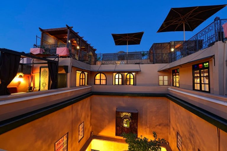 Blick auf die Terrassen im 3. Stock - rechts darunter das Zimmer Yacout im Riad La Maison Nomade in Marrakesch