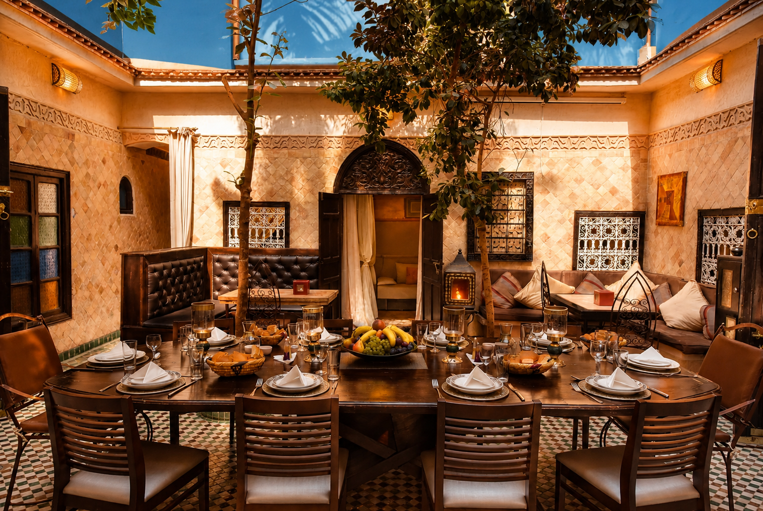 Gedeckter Tisch im Innenhof des Riad La Maison Nomade