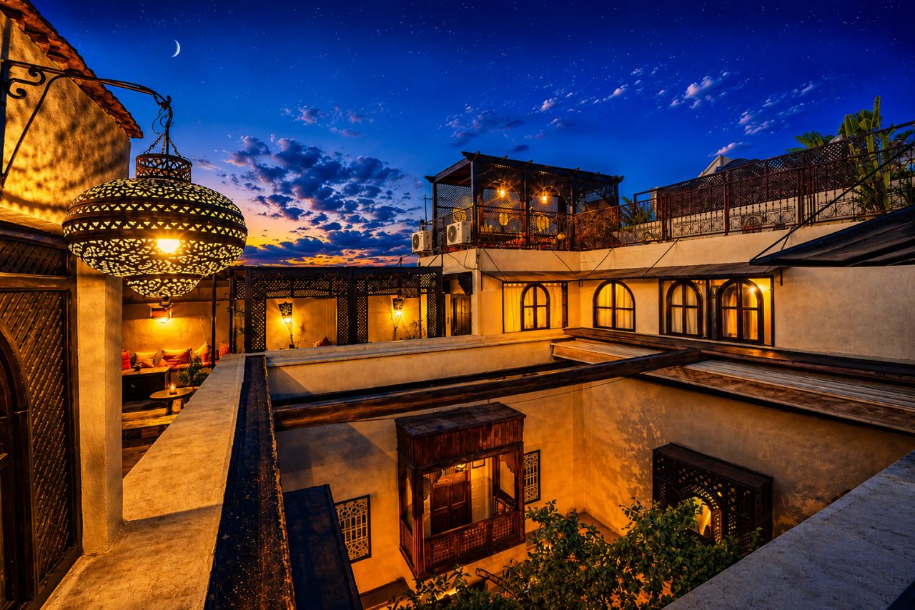 LaMasionNomade-Riad-1001-Nacht Blick von der Dachterrasse in den beleuchteten Innenhof bei Nacht