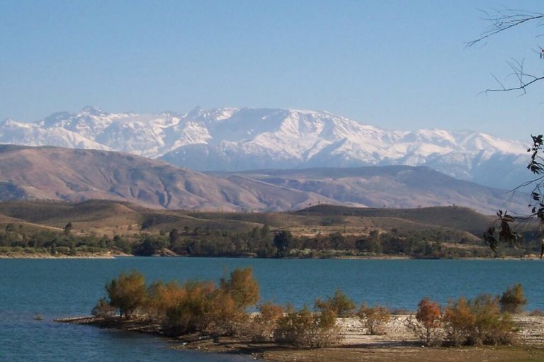 Stausee Lalla Takerkoust, im Hintergrund die schneebedeckten Berge des Hohen Atlas